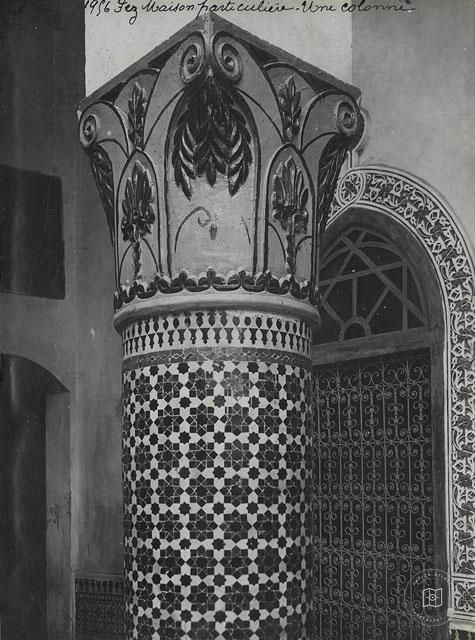 Fes — Özel bir konutta çinili sütun ayrıntısı