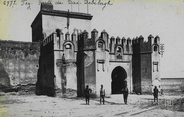 Fes — Dâr Debîbâğ Kasbahı’nın kapısı