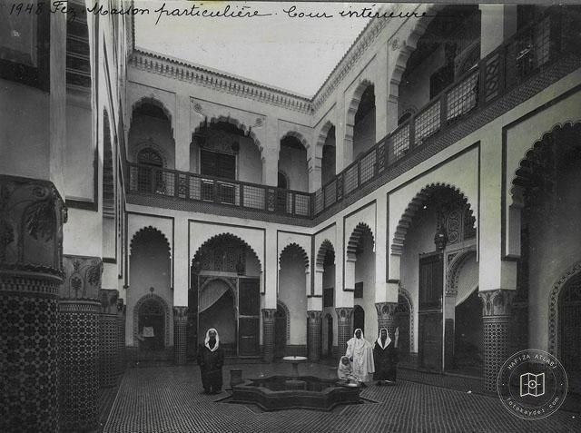 Fes — Özel bir konutta çeşmeli avlu