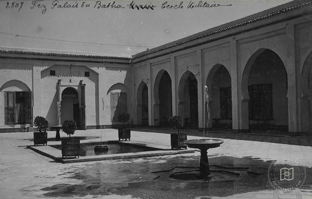 Fes — Batha Sarayı Müzesi’nin revaklı avlusu