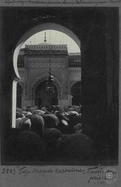 Fes — Karaviyyin Camii avlusunda namaz