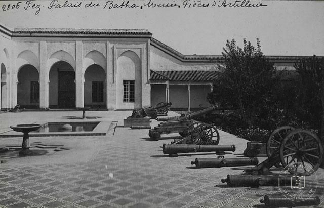 Fes — Batha Sarayı Müzesi bahçesinde toplar