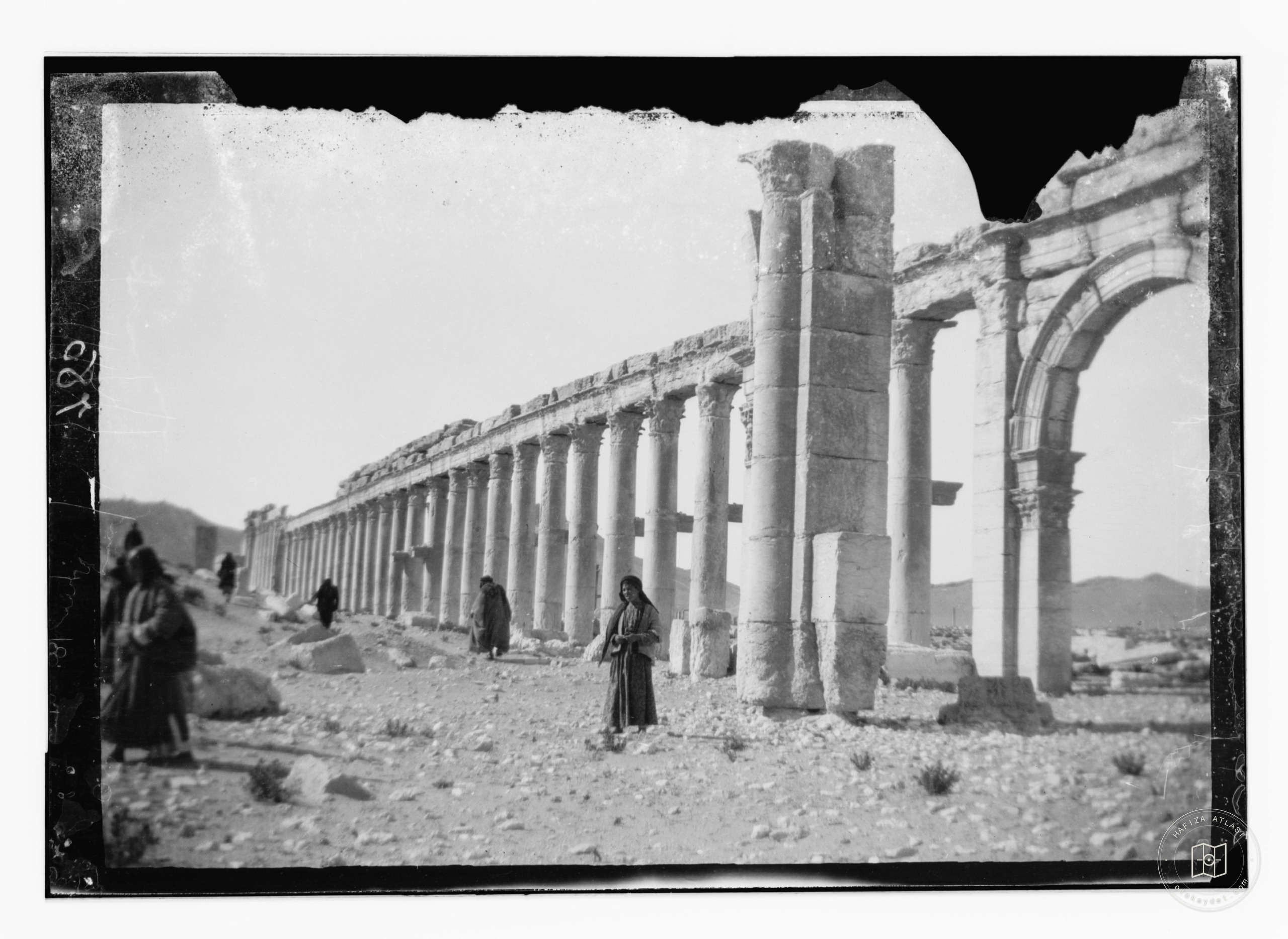 Palmira’da sütunlu caddenin batı yarısı ve orta kemer