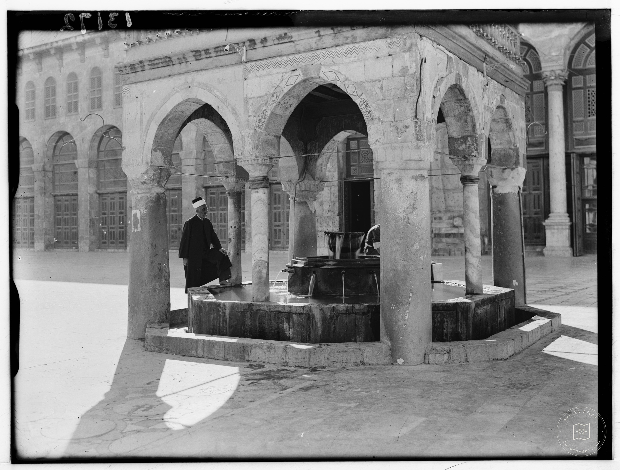 Şam Emevi Camii’nin avlusundaki şadırvan — yakın görünüm