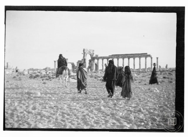 Palmira harabelerinin yakınındaki insanlar