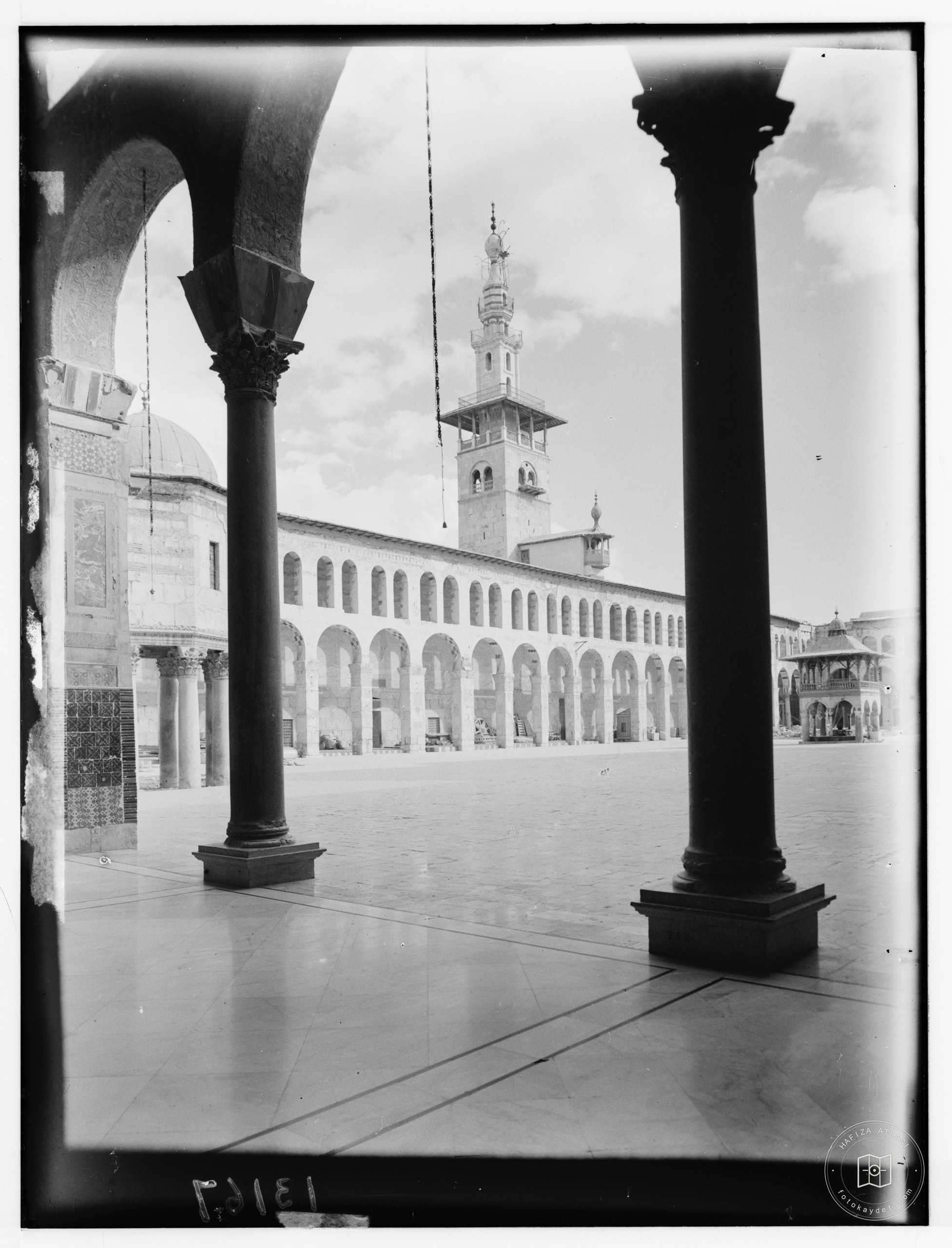 Şam Emevi Camii’nin avlusu ve ana minaresi — dikey görünüm