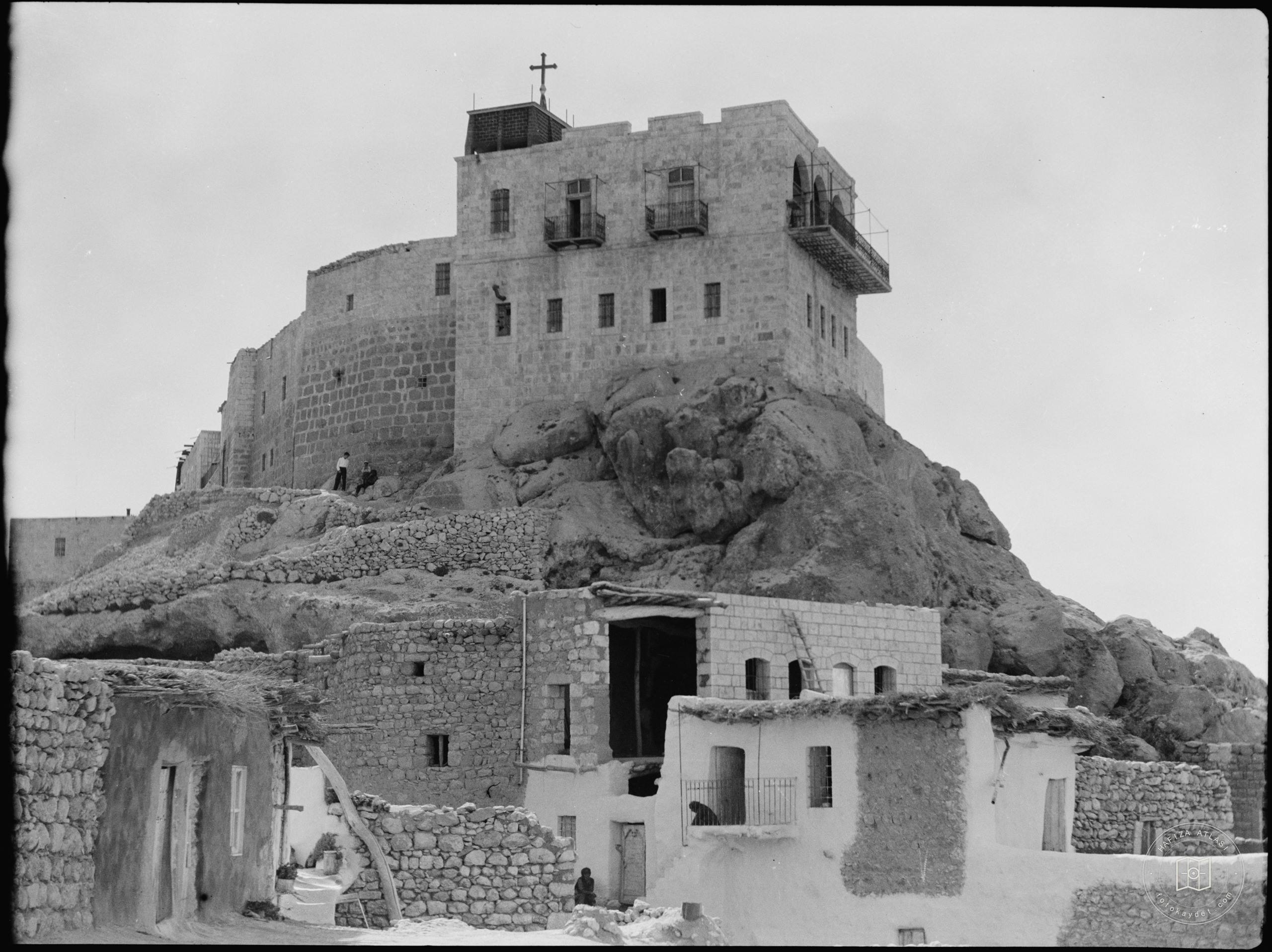 Kayalık üzerine kurulu Seydnaya Manastırı