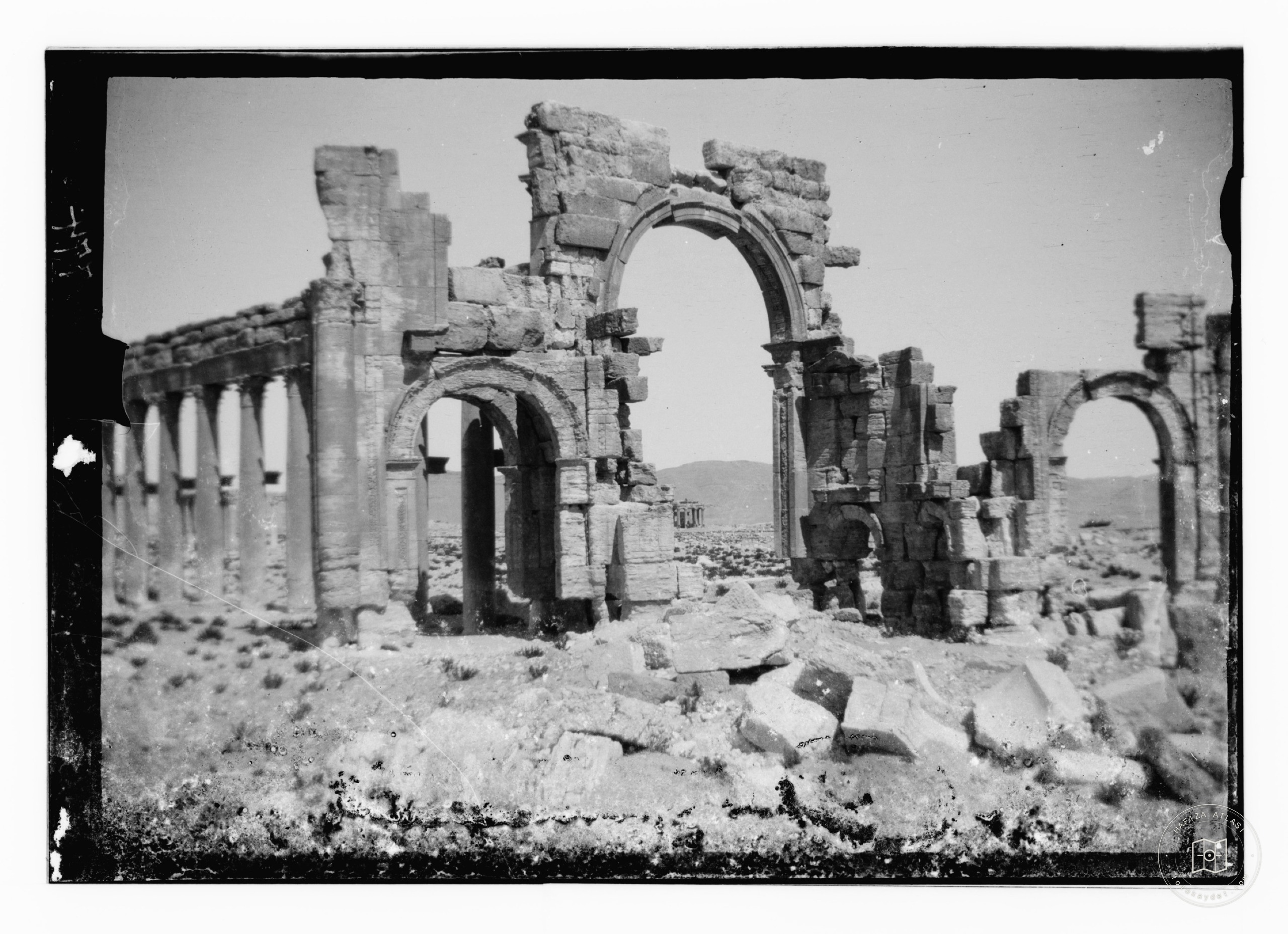 Palmira’da sütunlu caddenin girişindeki zafer takı