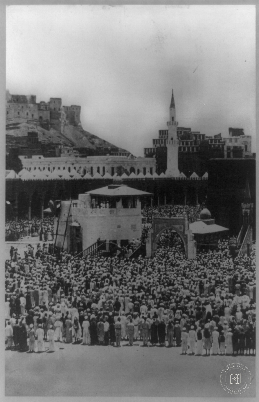 Mescid-i Haram’da ibadet edenler