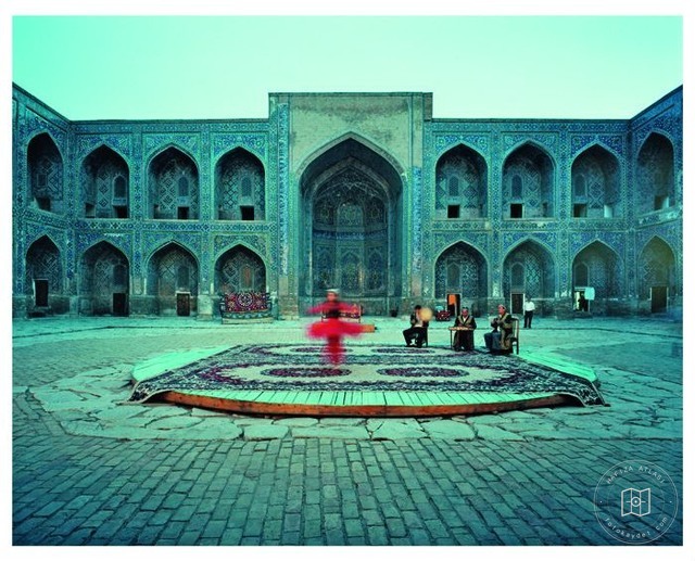 Samarkand — Dancing in the courtyard