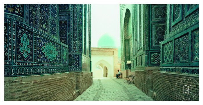 Samarkand — Narrow pathway between two structures