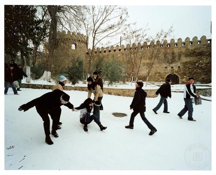 Baku — Children playing outside the Icheri-Sheher walls