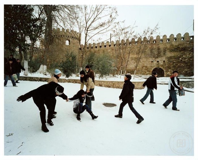 Baku — Children playing outside the Icheri-Sheher walls