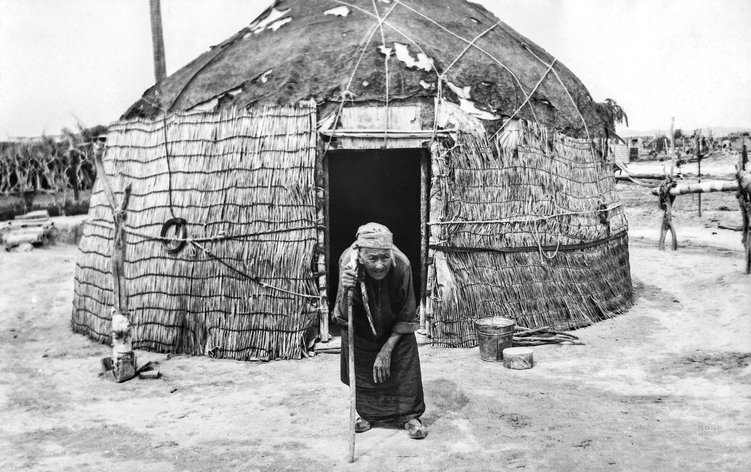 Türkmenistan — Yurt önünde bastonlu yaşlı kadın