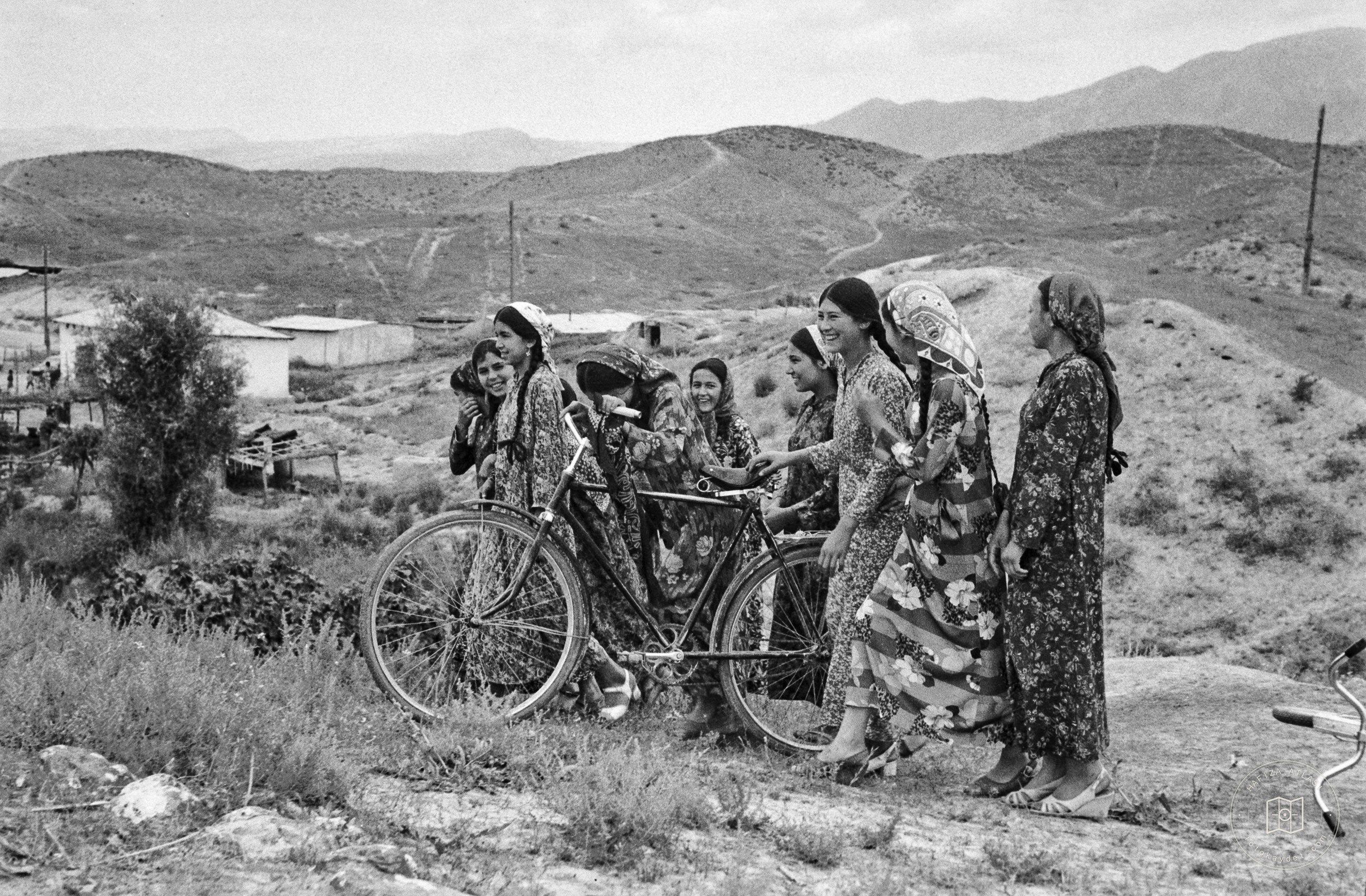 Türkmenistan — Bisikletli kadınlar