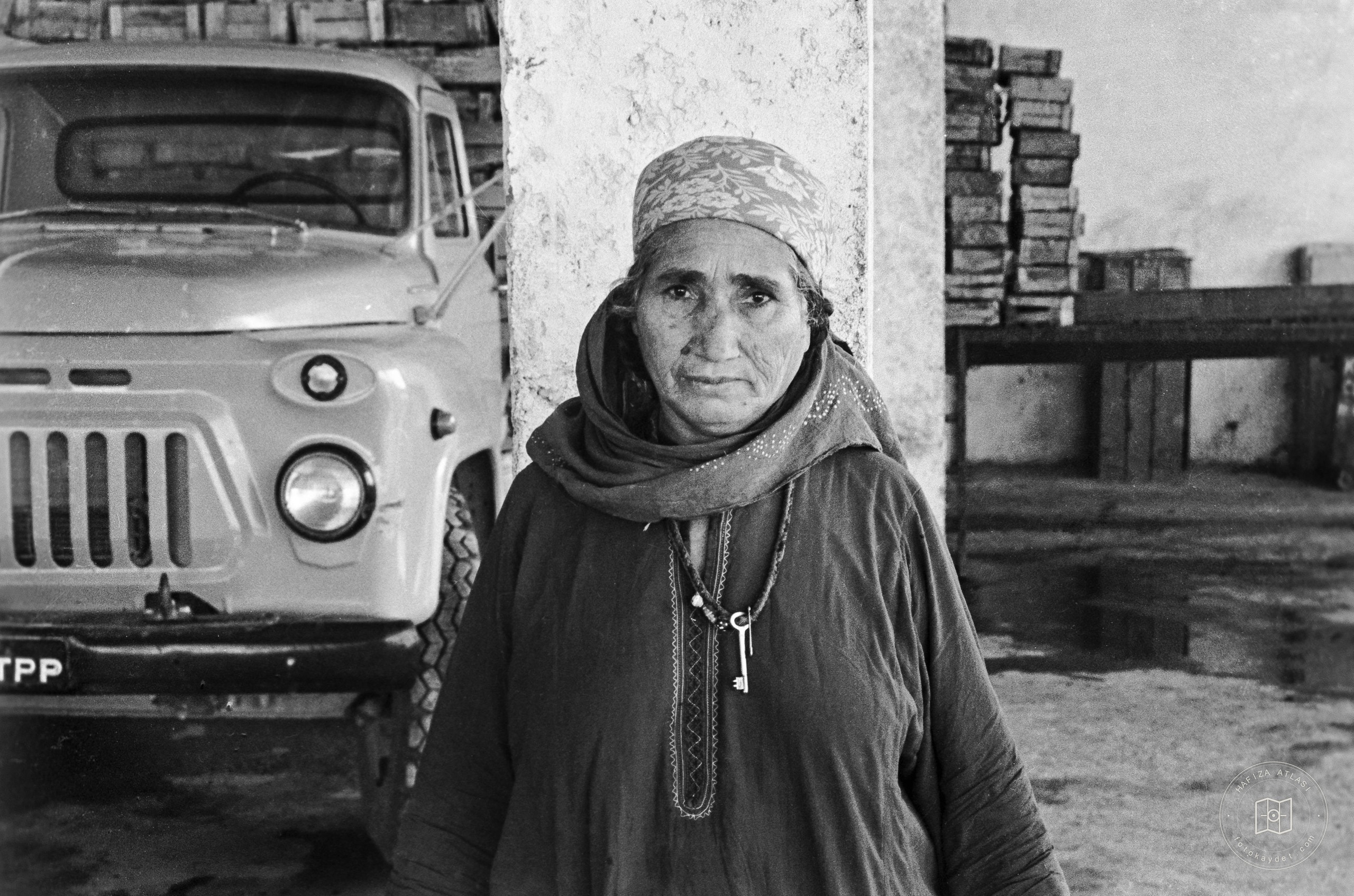 Türkmenistan — Kamyon yanında yaşlı kişinin portresi
