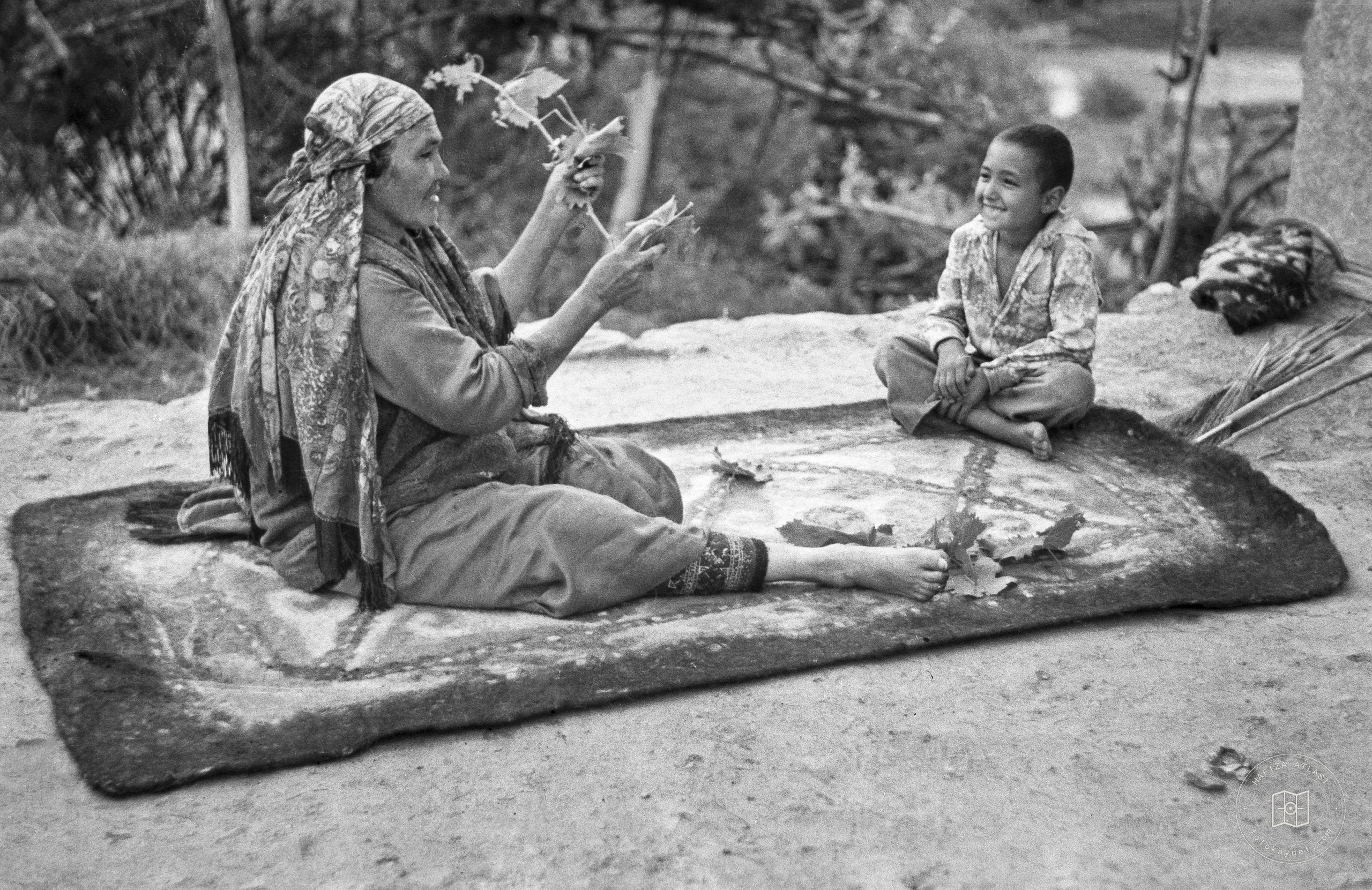 Türkmenistan — Yaprak ayıklayan kadın ve çocuk
