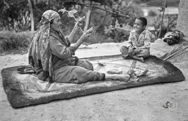Türkmenistan — Yaprak ayıklayan kadın ve çocuk
