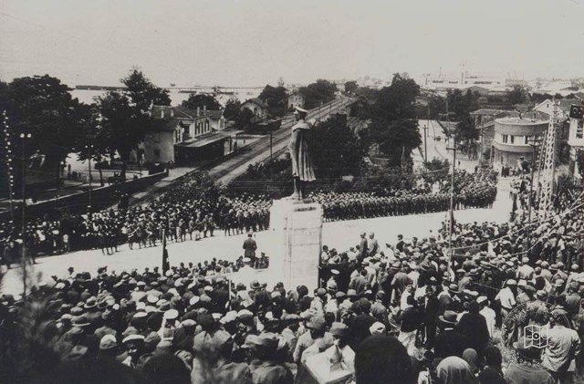 1940′larda İzmit’te bir bayram töreni