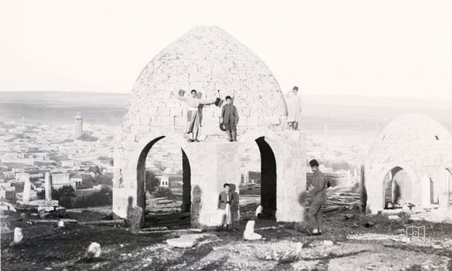 Urfa Muslim cemetery, ca 1919-1920 (Source: theme by Baba Gabriel Bretocq, Archives départementales de l’Eure. Fonds Gabriel Bretocq)