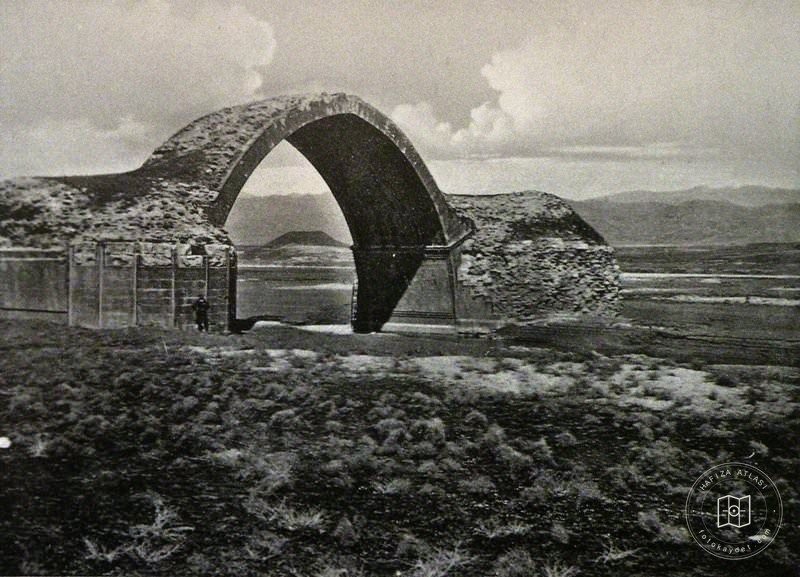 The ruins of a bridge near Djizre (Jazīrat Umar)/Cizre (Source: Hugo Grothe, Geographische Charakterbilder, Leipzig, 1909)