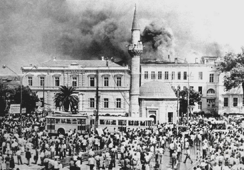 İzmir Vilayet ve Vergi Dairesinin Yangını / 1970