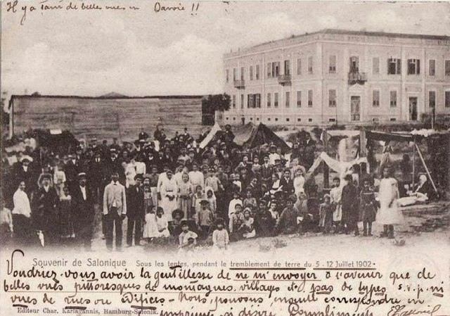 People collected after 12 July 1902 earthquake in Selanik