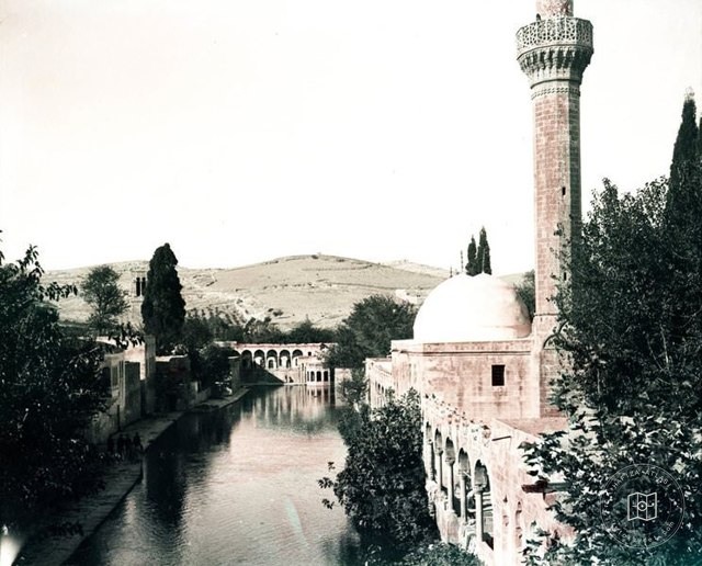 The Urfa Mosque and Abraham’s lacquer, ca 1919-1920 (Source: theme by Baba Gabriel Bretocq, Archives départementales de l’Eure. Fonds Gabriel Bretocq)