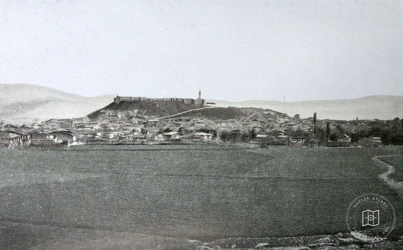 The small town of Zile (kaza of Zile) seen from the north (Source: Franz Cumont/Eugène Cumont, Studia Pontica, II, Voyage d’exploration archéologique dans le Pont et la Petite Arménie, Bruxelles, 1906)