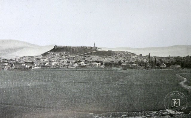 The small town of Zile (kaza of Zile) is seen from the north (Source: Franz Cumont/Eugène Cumont, Studia Pontica, II, Voyage d'exploration archéologique dance le Pont et la Petite Arménie, Bruxelles, 1906)