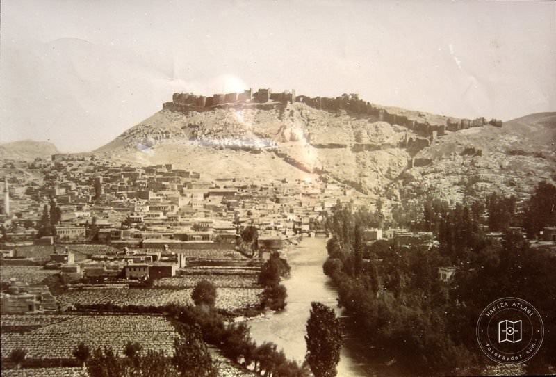 Bayburt/Papert town and castle (Source: Charles Texier, Description de l’Arménie, la Perse et la Mésopotamie, Première Party, Paris, 1842)