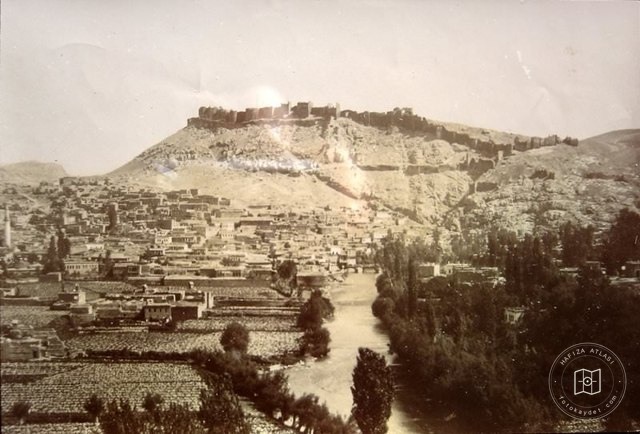 Bayburt/Papert town and castle (Source: Charles Texier, Description de l’Arménie, la Perse et la Mésopotamie, Première Party, Paris, 1842)