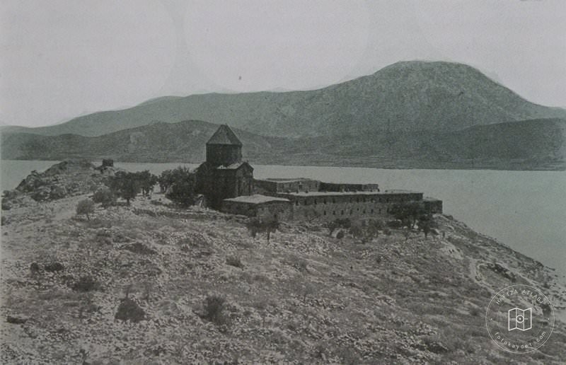 The island of Akhtamar/Akdamar and the monastery (Source: Walter Bachmann, Kirchen und Moscheen in Armenien und Kurdistan, Leipzig, 1913)