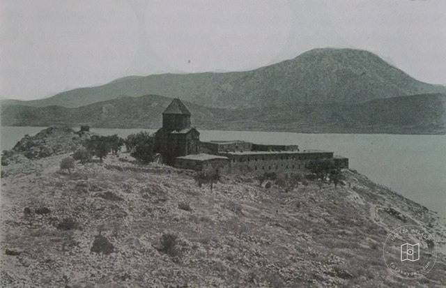 The island of Akhtamar/Akdamar and the monastery (Source: Walter Bachmann, Kirchen und Moscheen in Armenien und Kurdistan, Leipzig, 1913)