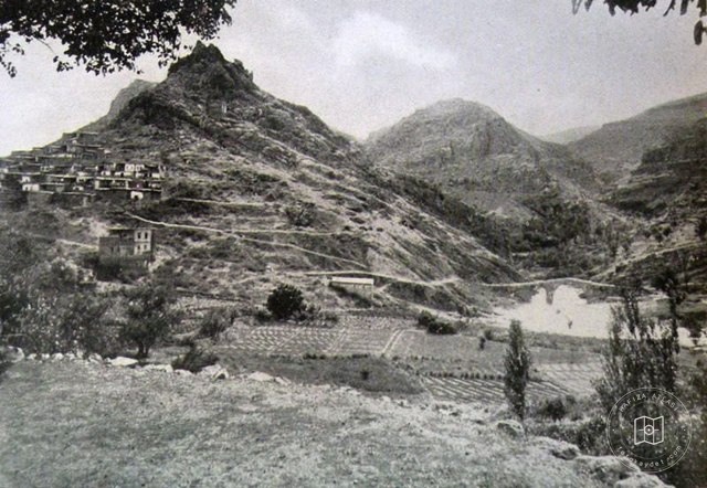 The small town of Chermug / Çermik (Chermug / Çermik kaza): general view. (Source: Victor Pietschmann, Durch kurdische Berge und armenische Städte, Wien, 1940)