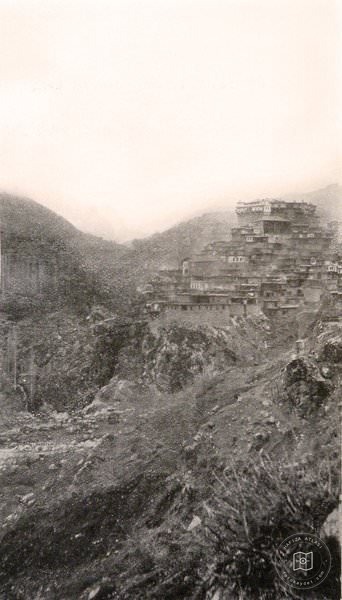 A scene from Zeytun (Source: W.J. Childs, Across Asia Minor on Foot, Edinburgh/London, 1917)