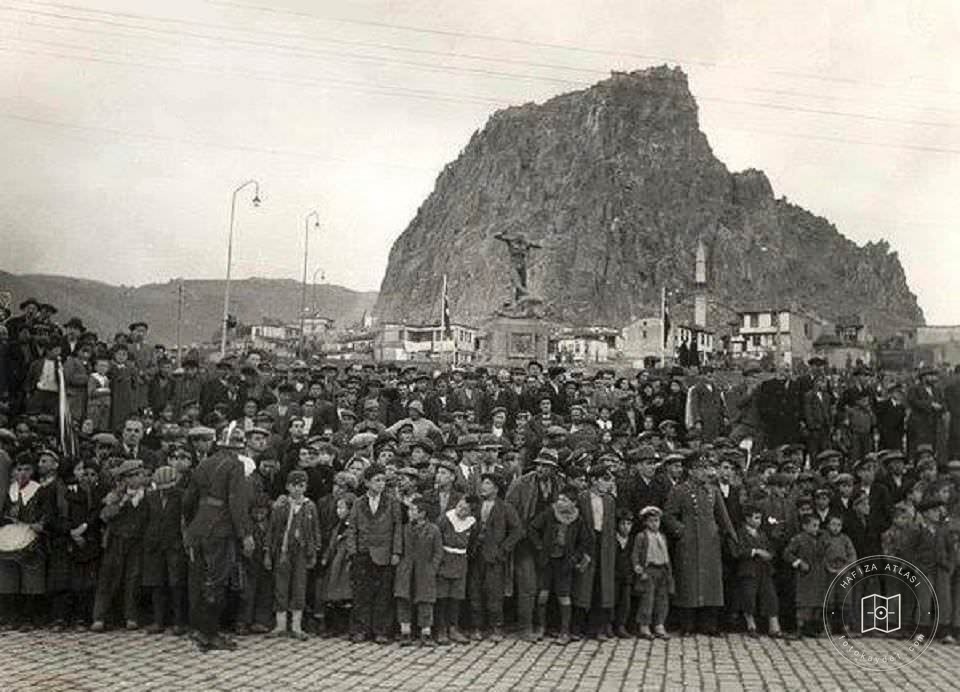 Afyonkarahisar, Mustafa Kemal Atatürk'ü bekleyen halk / 20 Kasım 1937
