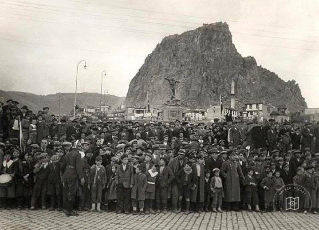 Afyonkarahisar, Mustafa Kemal Atatürk'ü bekleyen halk / 20 Kasım 1937