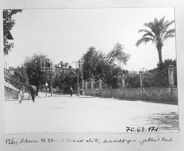 Adana'da Bir Konak Önünde Zafer Takı Hazırlanıyor / 1914