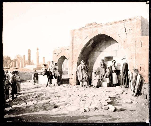 Azim in a Muslim cemetery in Urfa, ca 1919-20 (Source: theme by Baba Gabriel Bretocq, Archives départementales de l’Eure. Fonds Gabriel Bretocq)