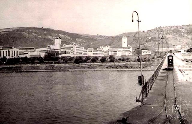 A dekovil that carries wood to Izmit Seka factory