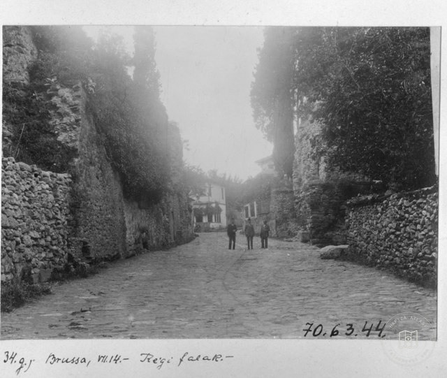 Bursa'da Eski Duvarların Olduğu Bir Sokak / 1914