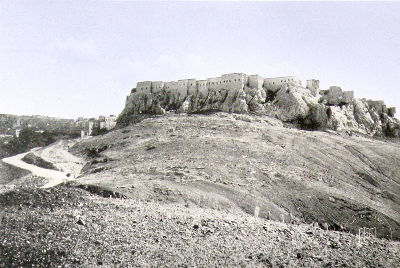 The town of Kharpert/Harput. The castle can be seen on the hill, with the cemetery on its slope. (Source: Victor Pietschmann, Durch ripdische Berge und kolenische Städte, Wien, 1940)