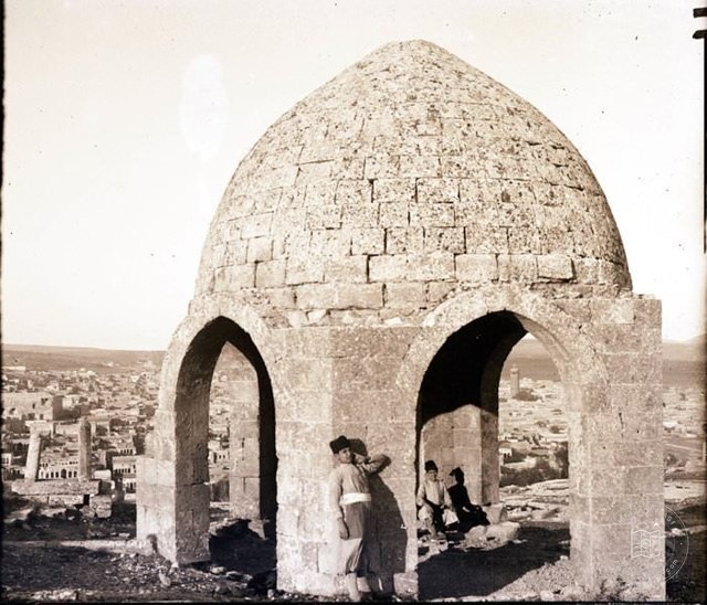 Urfa Seen from a Muslim cemetery, ca 1919-1920 (Source: theme by Baba Gabriel Bretocq, Archives départementales de l’Eure. Fonds Gabriel Bretocq)