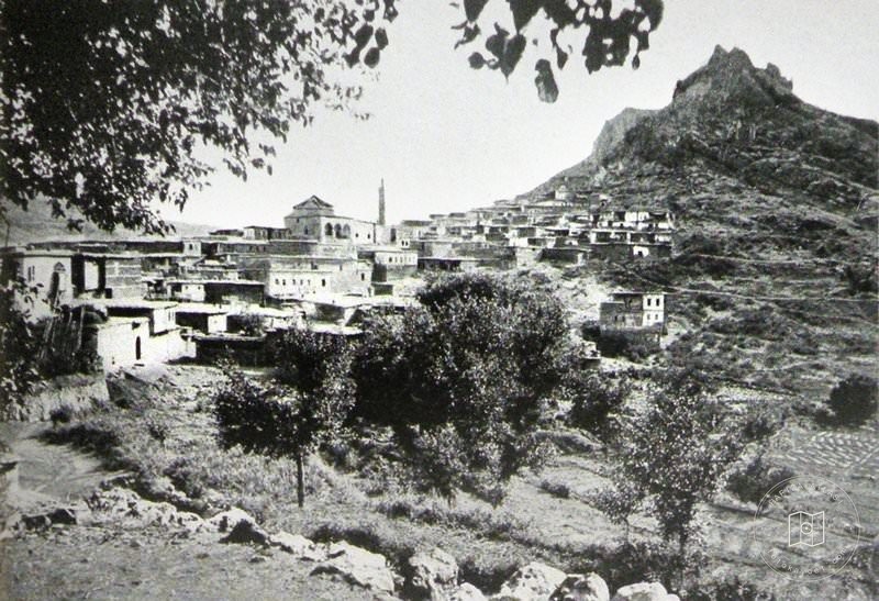 The small town of Chermug / Çermic (Chermug / Çermic accident): general view. (Source: Victor Pietschmann, Durch kurdische Berge und peenische Städte, Wien, 1940)