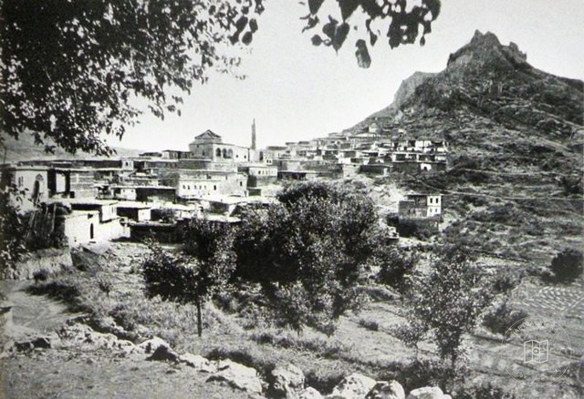 The small town of Chermug / Çermik (Chermug / Çermik kaza): general view. (Source: Victor Pietschmann, Durch kurdische Berge und armenische Städte, Wien, 1940)