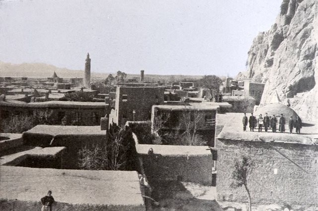 A scene from the town of Van (Source: C.F. Lehmann-Haupt, Armenien Einst und Jetzt, Berlin/Leipzig, 1926)