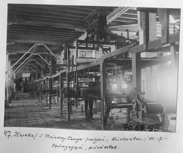 Hereke Carpet Workbenches in Factory / 1914