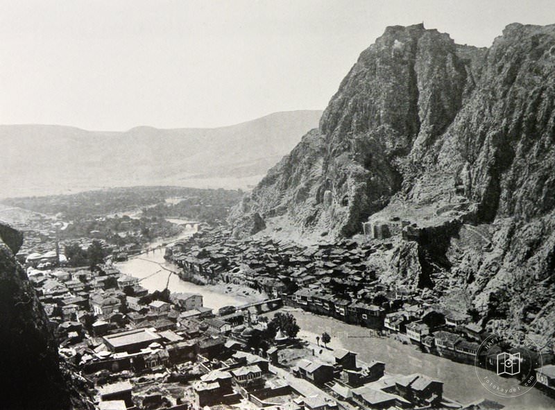 The town of Amasya is seen from a high point in the east (Source: Franz Cumont/Eugène Cumont, Studia Pontica, II, Voyage d'exploration archéologique dance le Pont et la Petite Arménie, Bruxelles, 1906)