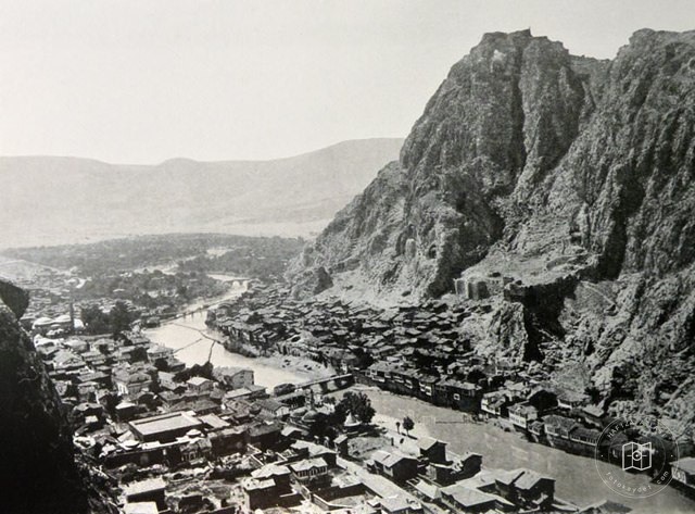 The town of Amasya is seen from a high point in the east (Source: Franz Cumont/Eugène Cumont, Studia Pontica, II, Voyage d'exploration archéologique dance le Pont et la Petite Arménie, Bruxelles, 1906)